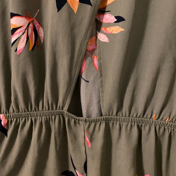 NEVER WORN! Floral Sleeveless Green Romper - Picture 4 of 6